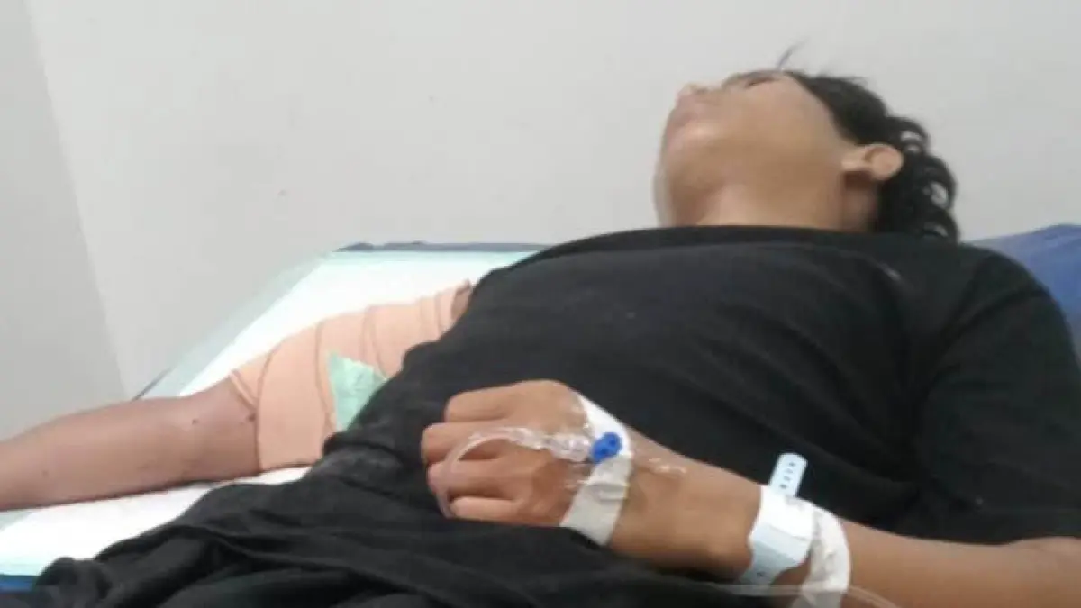 TERLUKA: Salah satu dari dua korban penjambret saat mendapat perawatan di RSUD Bangil. (Foto: dok Jawa Pos Radar Bromo)