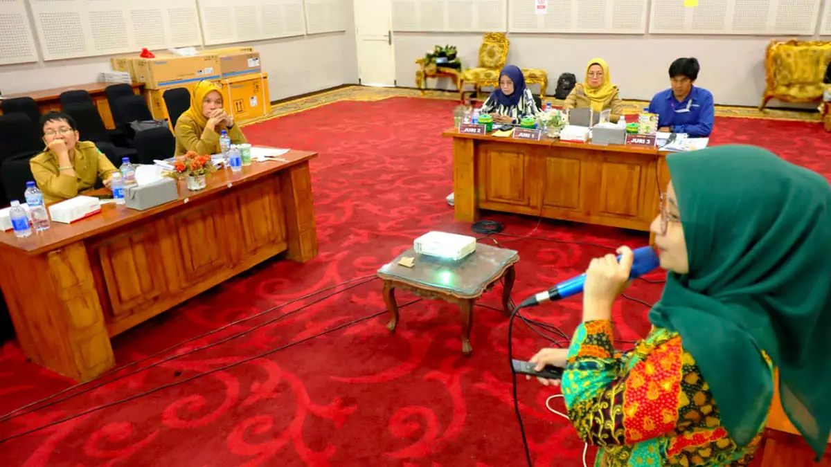 UNJUK KEBOLEHAN: Salah satu inovator INOPAMAS 2026 saat memaparkan idenya di hadapan para juri. (Mokhamad Zubaidillah/Radar Bromo)