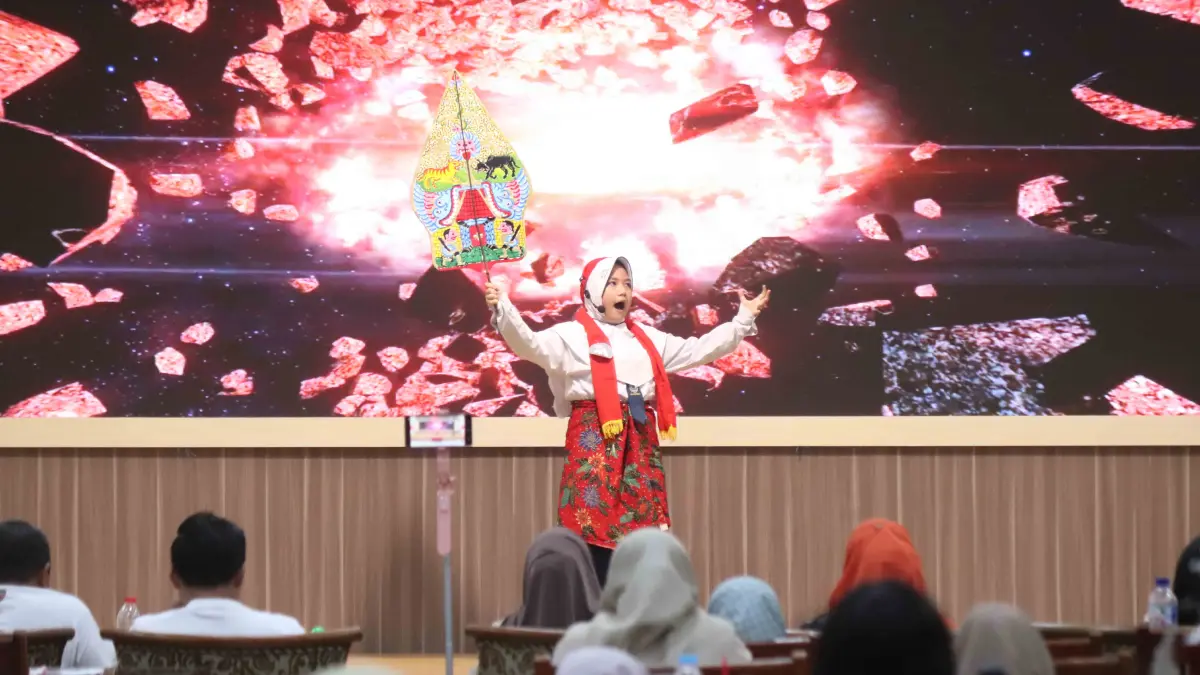 ADU SKILL: Salah satu pelajar tampil dalam lomba mendongeng gelaran Dinas Pendidikan dan Kebudayaan Kabupaten Probolinggo, Rabu (13/5). (JAMALUDIN/JAWA POS RADAR BROMO)