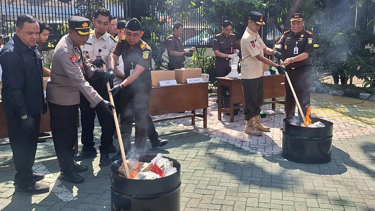 BAKAR: Sejumlah barang bukti yang sudah dinyatakan inkrah, dibakar. Langkah ini dilakukan, sebagai pelaksanaan putusan pengadilan. (Muhamad Busthomi/Radar Bromo)