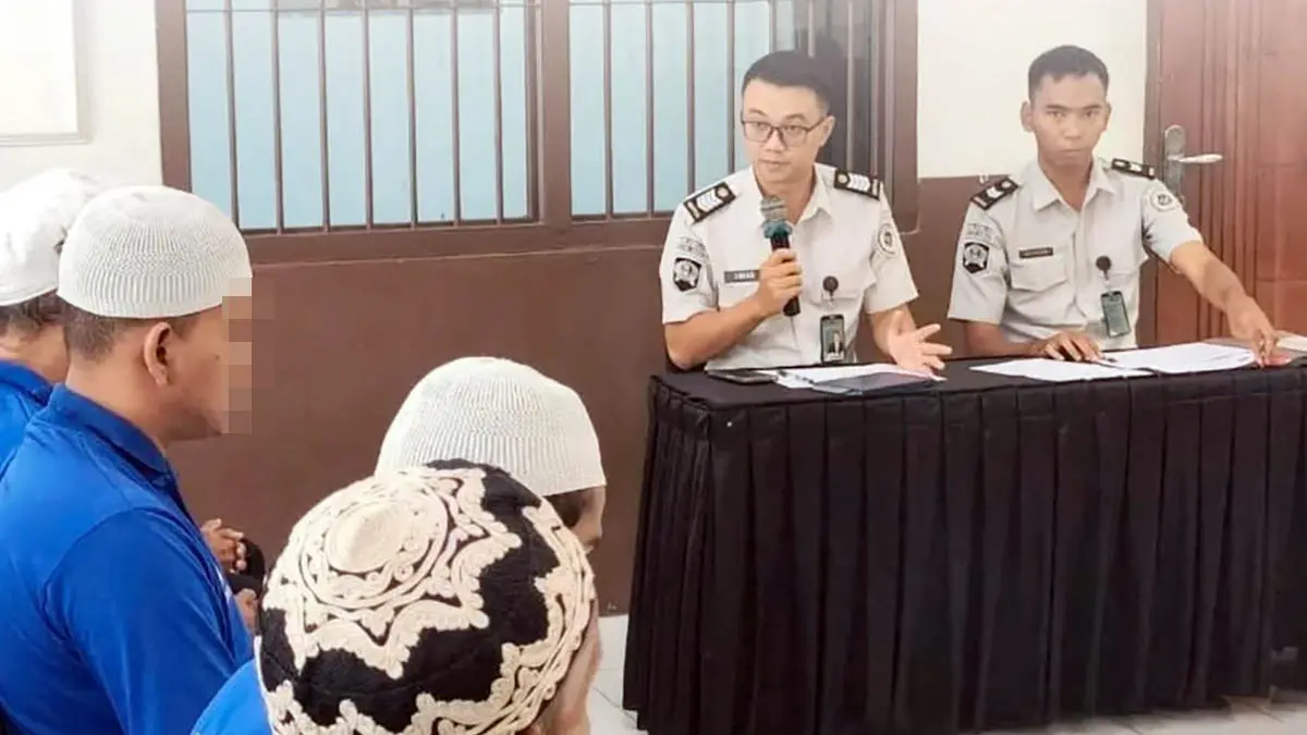 DIUJI: Belasan Warga Binaan Rutan Bangil yang tengah menjalani sidang TPP. (Rutan Bangil for Radar Bromo)