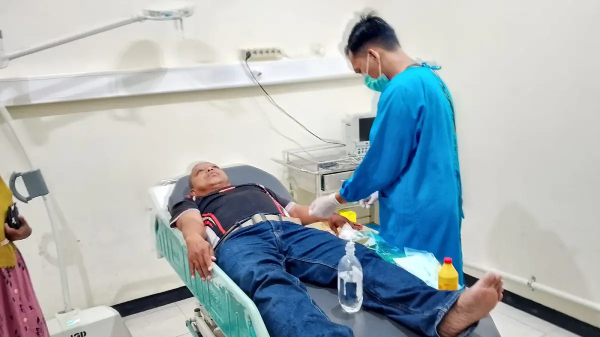 PENGOBATAN: Sanali, Ketua RW di Kelurahan Kebonsari Kulon, Kecamatan Kanigaran, menjalani perawatan di IGD RSUD dr. Mohamad Saleh Kota Probolinggo.&nbsp;(ISTIMEWA/JAWA POS RADAR BROMO)