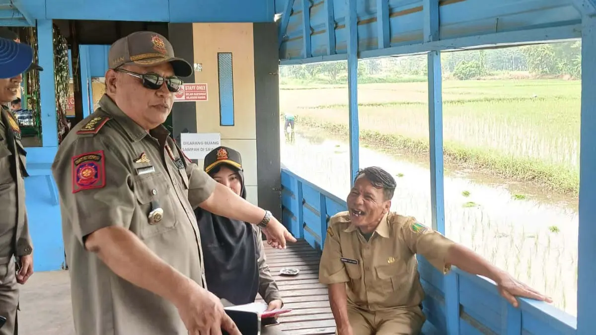 RAZIA: Satpol PP Kota Pasuruan ketika melakukan razia ASN, Senin (27/4).&nbsp;(DOK. JAWA POS RADAR BROMO)