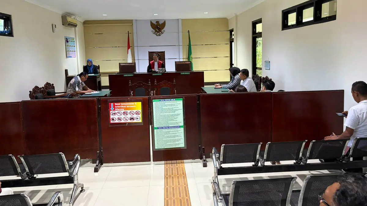 SIDANG: Kegiatan persidangan praperadilan yang diajukan tersangka kasus perjudian online, Agus Sugiono kepada Polresta Pasuruan. (Muhamad Busthomi/Radar Bromo)