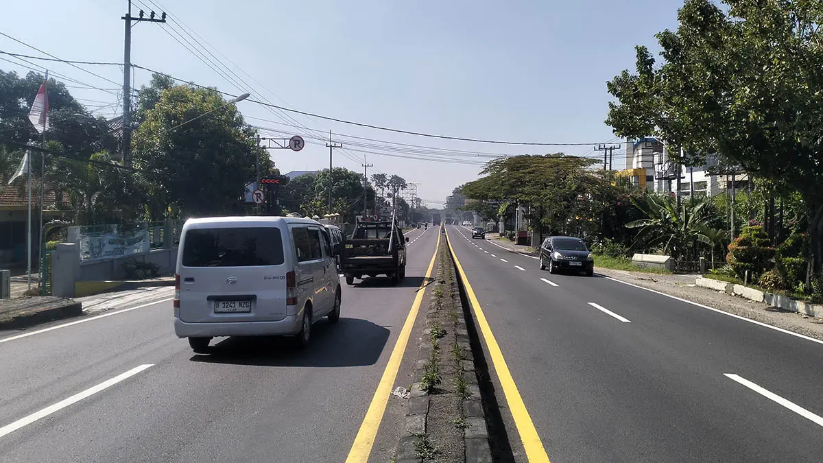 TANPA LAMPU: Jalur Kasri, Pandaan yang tak dilengkapi lampu penerangan. Ketika malam hari, jalur setempat gelap gulita. (Rizal Syatori/Radar Bromo)