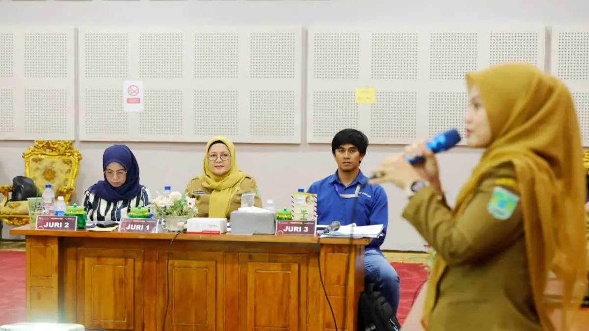 UNJUK KEMAMPUAN: Salah satu nominator memaparkan inovasinya. (Foto: M Zubaidillah/Jawa Pos Radar Bromo)