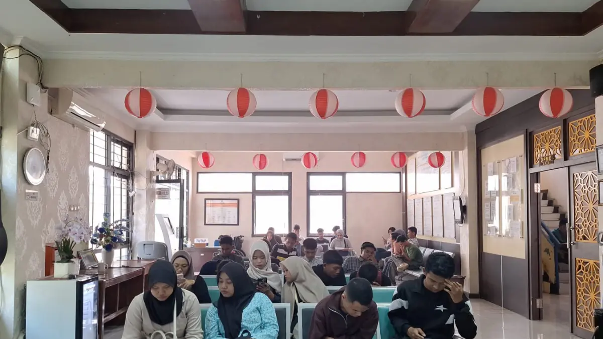 ANTRE: Sejumlah warga mengantre untuk mendapatkan pelayanan di kantor Dispendukcapil Kabupaten Pasuruan, Kamis (14/5). (ISTIMEWA)