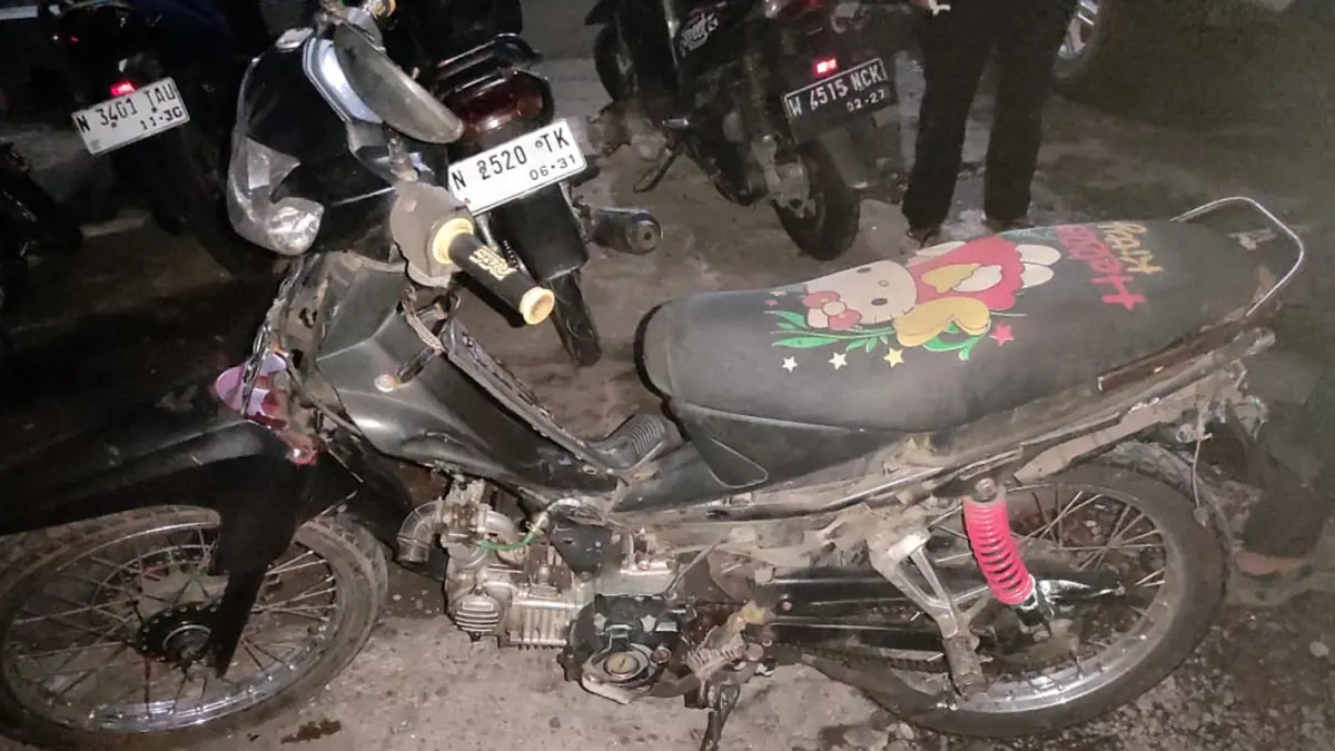 BARANG BUKTI: Motor Yamaha Vega saat diamankan di poslantas. 