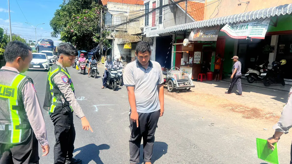 CARI PETUNJUK: Personel kepolisian saat berada di Jalan Ahmad Yani, lokasi korban kecelakaan. (Foto: dok Jawa Pos Radar Bromo)
