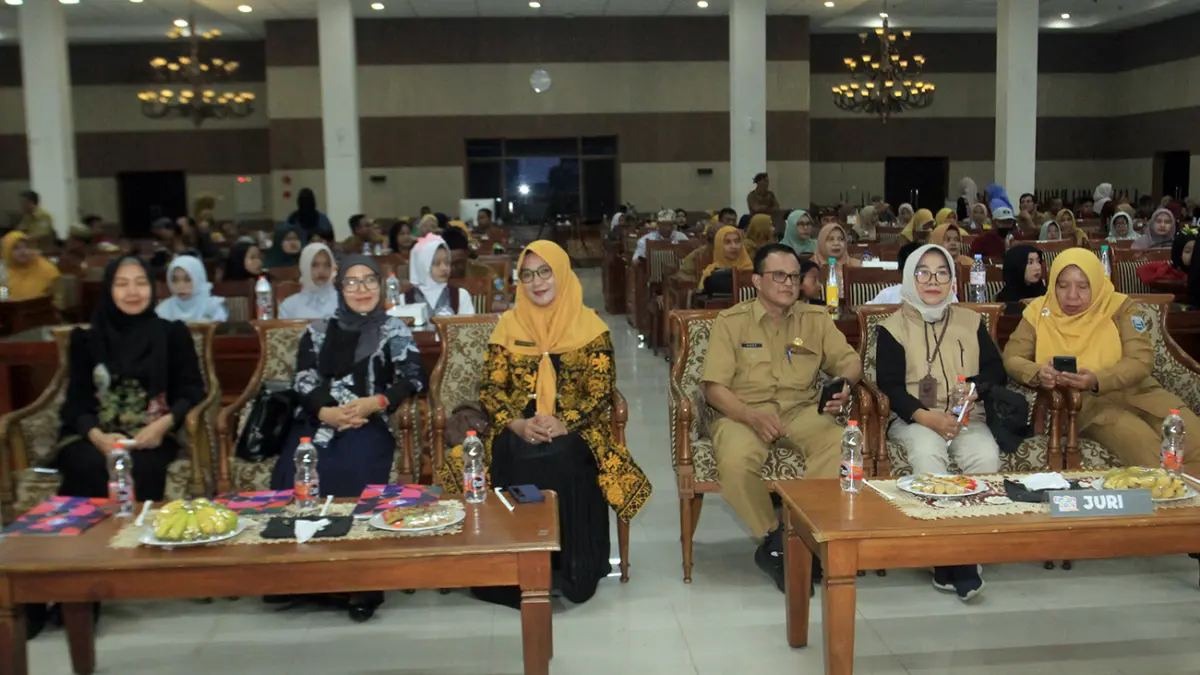 DEWAN JURI: Kepala Dinas Dikdaya Hery Tjahjono, S.E., M.M.; Kabid Pembinaan SMP Like Lidyawati, S.PD., M.Pd. foto bersama dewan juri FLS3N Kabupaten Probolinggo.