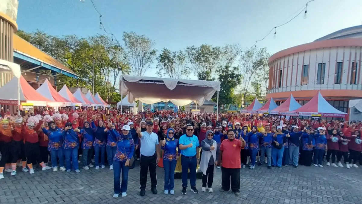 KOMPAK: Para peserta berfoto bareng sebelum dimulai senam bersama mengawali rangkaian Peringatan HKG PKK ke-54 Tahun 2026 Kota Probolinggo, Rabu (13/5).