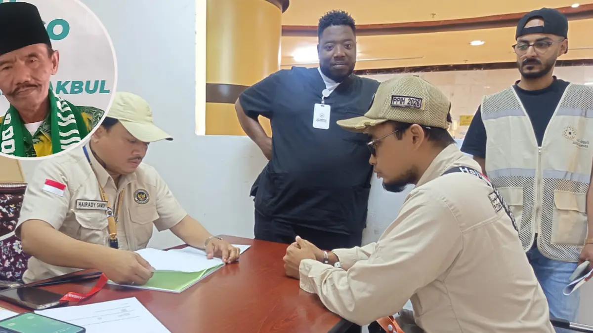LENGKAPI ADMINISTRASI: Petugas Haji Kabupaten Probolinggo saat mengurus administrasi isian data kematian Asraf, 65, jemaah haji asal Desa Kramatagung, Kecamatan Bantaran di Klinik Kesehatan Haji Indonesia (KKHI), Kamis (14/5)