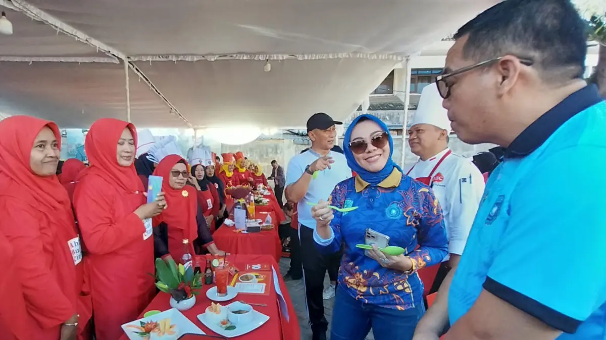 LOMBA MASAK : Wali Kota Probolinggo dr. Aminuddin, Ketua TP PKK dr. Evariani Aminuddin, bersama Chef Hari Purnomo saat menilai lomba masak dalam ABC AKADEMI Kota Probolinggo 2026.