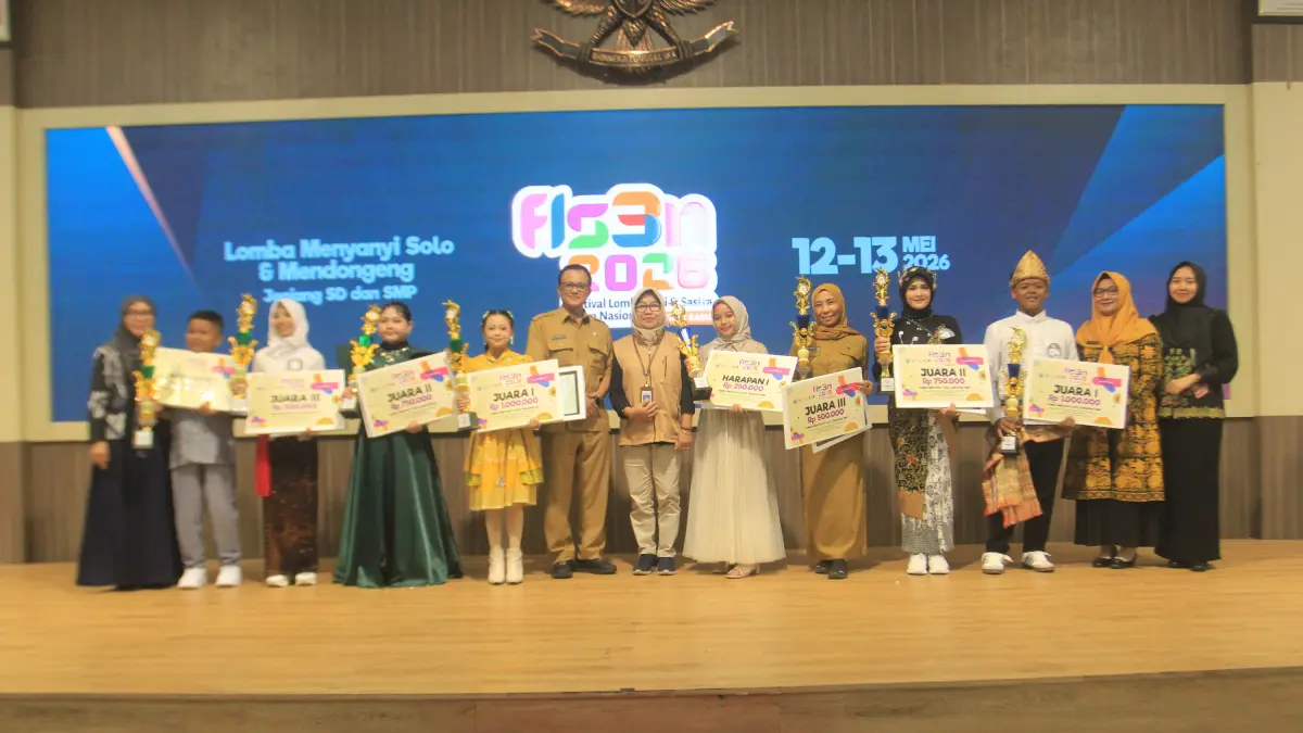 LOMBA MENYANYI: Para juara lomba menyanyi foto bareng kadis Dikdaya Hery Tjahjono; Kabid Pembinaan SMP Like Lidyawati dan para juri. (Jamaluddin/ Radar Bromo)