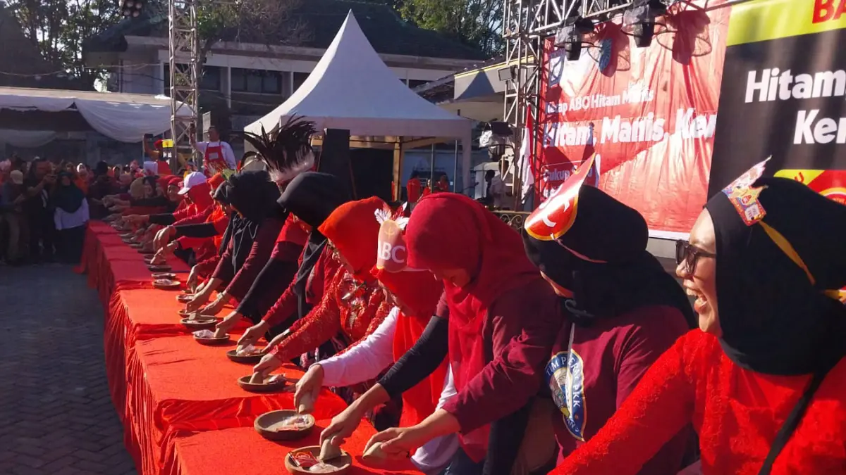 LOMBA NYAMBEL: Ibu-ibu kader PKK terlihat begitu seru ketika lomba membuat sambal.