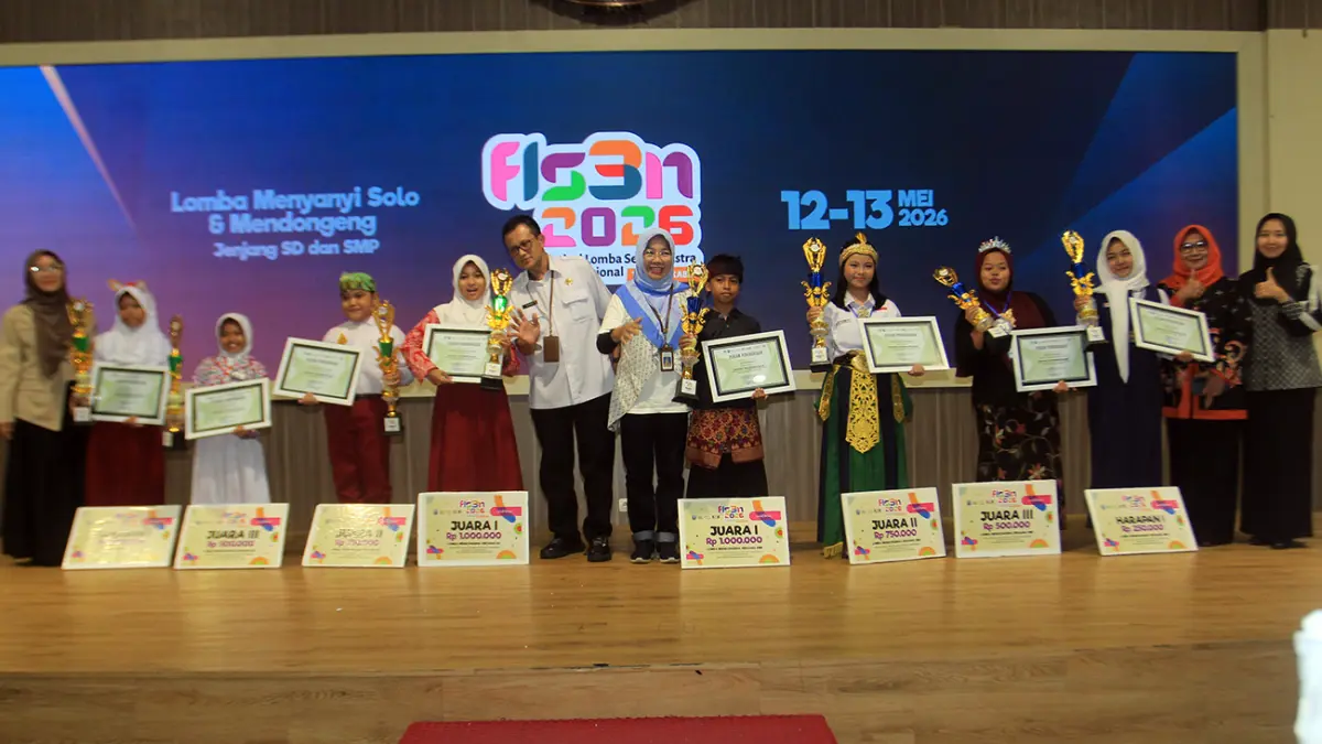 MENDONGENG: Para pemenang lomba mendongeng berfoto dengan Kepala Dinas Dikdaya Hery Tjahjono, S.E., M.M.; Kabid Pembinaan SMP Like Lidyawati, S.PD., M.Pd. dan para juri.
