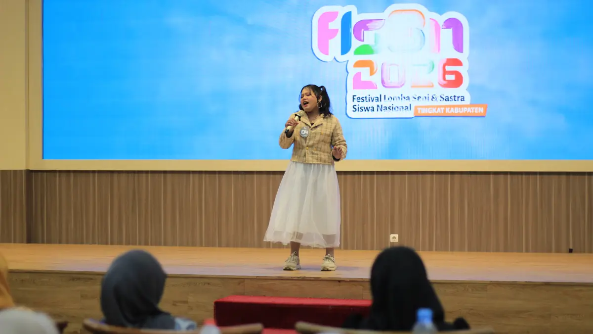 MENYANYI SD: Salah satu peserta lomba menyanyi solo dari jenjang SD membawakan lagu dengan penuh penghayatan.
