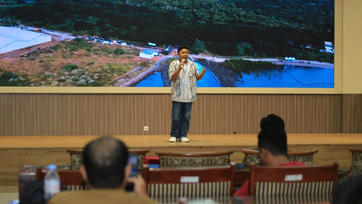 MENYANYI SMP: Tak mau kalah, salah satu peserta lomba menyanyi solo dari jenjang SMP juga tampil maksimal.