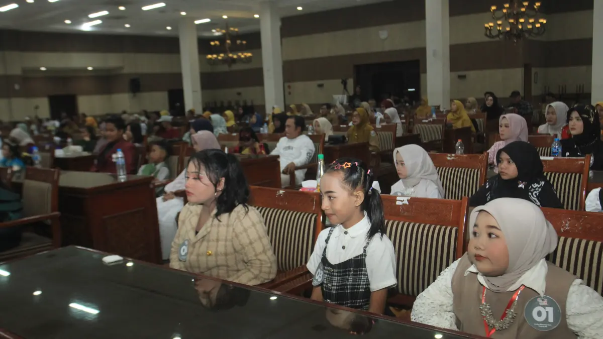 MERIAH: Sebanyak 102 peserta lomba FLS3N tingkat Kabupaten Probolinggo menunggu panggilan untuk tampil di panggung.