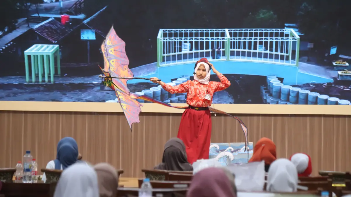 PESERTA SD: Salah satu peserta lomba mendongeng jenjang SD tampil memukau dengan properti naga.