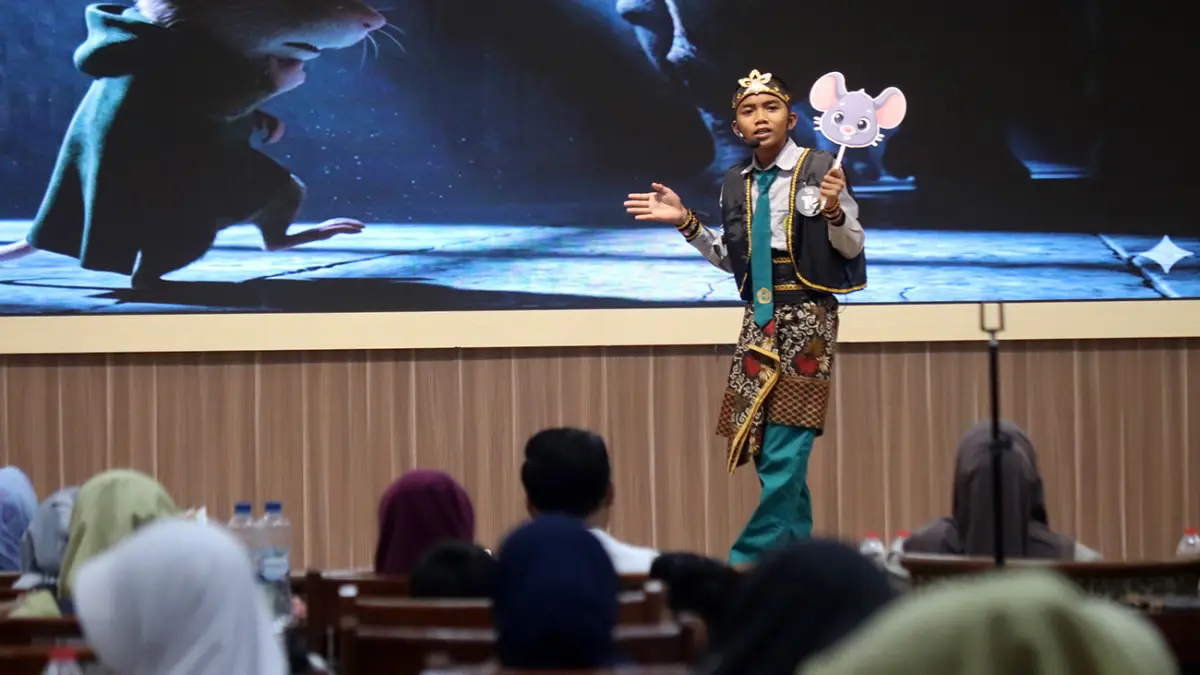 PESERTA SMP: Salah satu peserta lomba mendongeng dari jenjang SMP tampil penuh percaya diri.