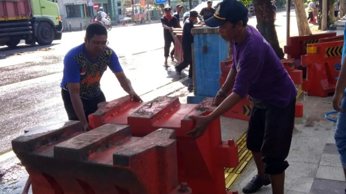 Petugas Dishub Kabupaten Probolinggo melakukan bersih-bersih water barier di depan Kantor Bupati Probolinggo.