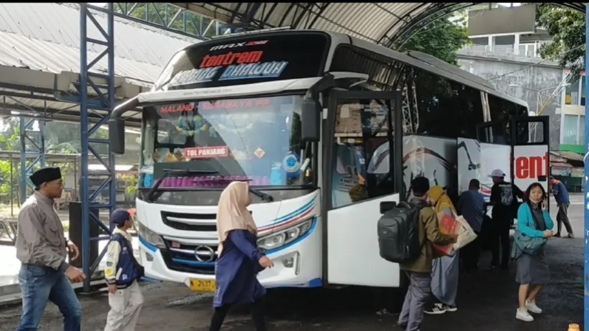 SEGERA BERANGKAT: Sejumlah calon penumpang siap berangkat dari Terminal Pandaan, Kabupaten Pasuruan, Kamis (14/5).&nbsp;(RIZAL FAHMI SYATORI/JAWA POS RADAR BROMO)