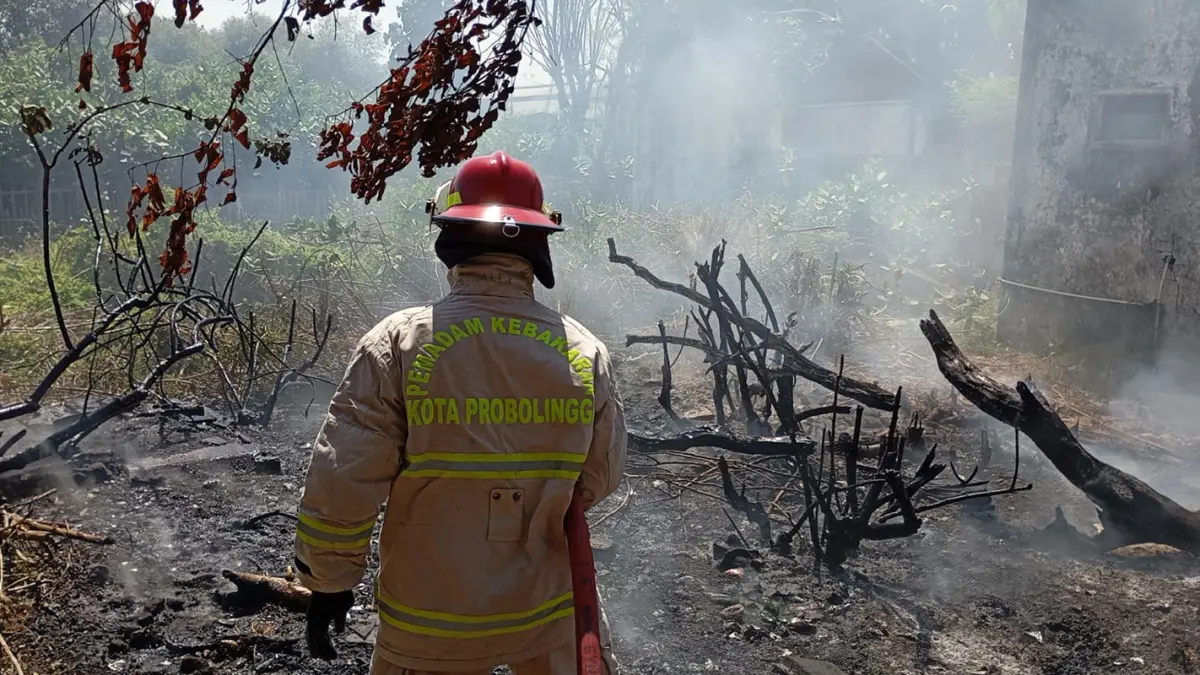 SEMPROT: Sejumlah Petugas Damkar Satpol PP Kota Probolinggo memadamkan api yang membakar sebuah lahan kosong di Jalan Ikan Belanak, Kelurahan/Kecamatan Mayangan, Kota Probolinggo, Kamis (14/5). 
