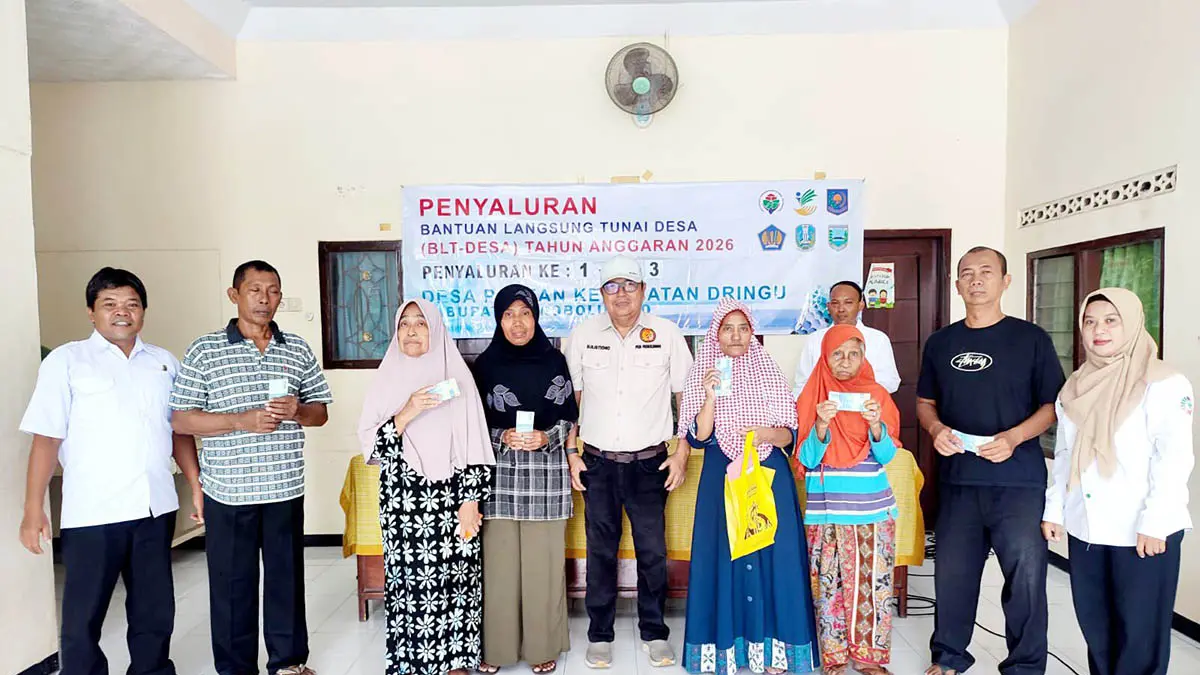 SENANG: Kepala Desa Pabean, Sulistiono bersama perangkatnya saat memberikan BLT DD tahun ini pada sejumlah warga. (Foto: Inneke Agustin/Jawa Pos Radar Bromo)