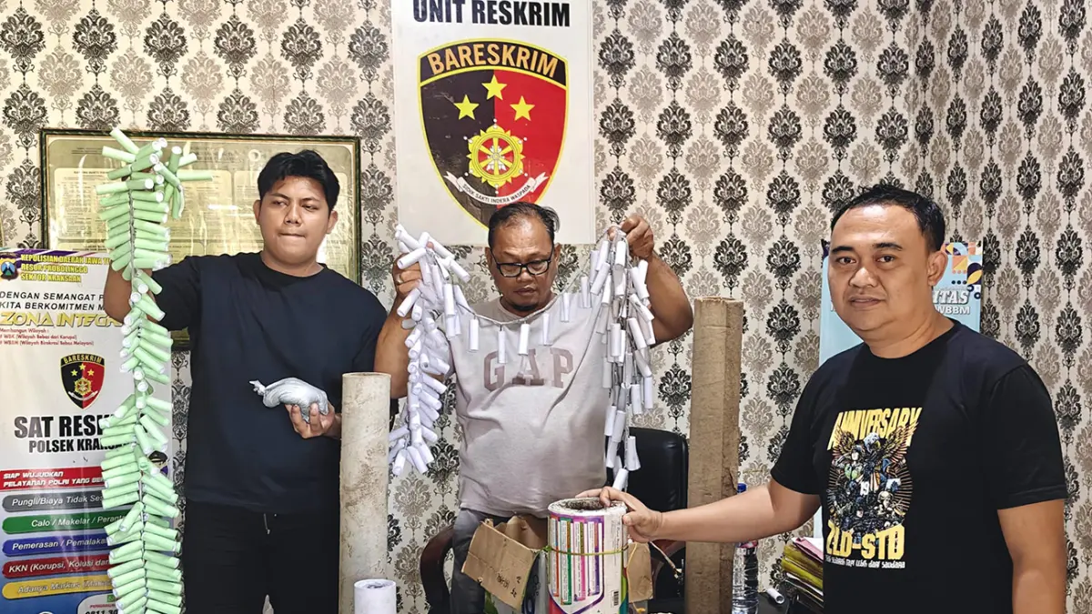 SKALA BESAR: Penyidik Polsek Kraksaan menunjukkan barang bukti petasan yang diamankan dari rumah tersangka Arik Anggara.