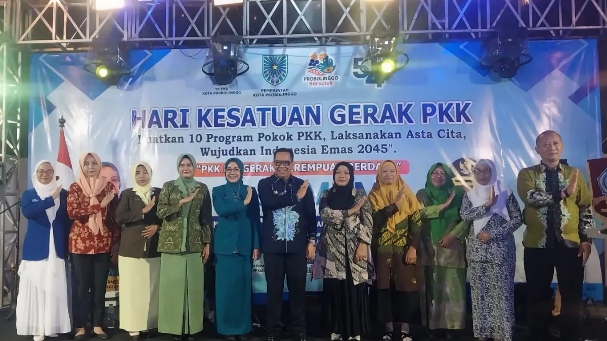 TASYAKURAN: Foto bersama organisasi-organisasi wanita usai potong tumpeng pada malam puncak peringatan HKG PKK ke -54 Tahun 2026 Kota Probolinggo.