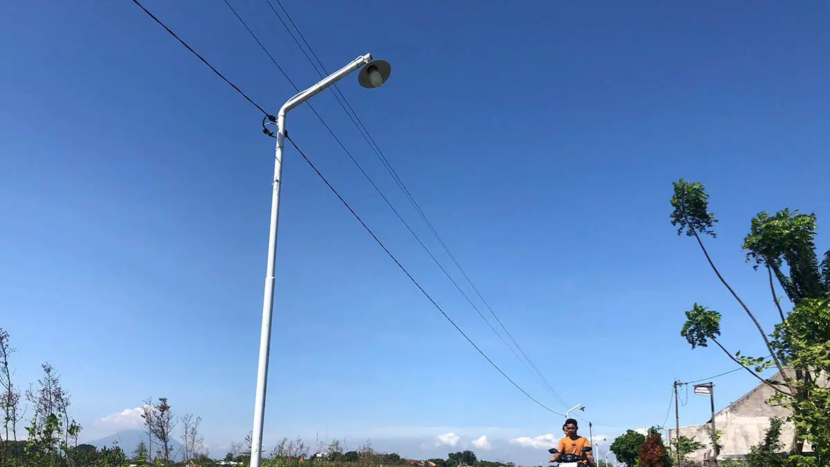 TERANG: Sejumlah masyarakat saat melintas di Jalan Pramuka, Desa Pabean yang kini sudah dilengkapi dengan lampu PJU di sepanjang jalan. (Foto: Inneke Agustin/Jawa Pos Radar Bromo)
