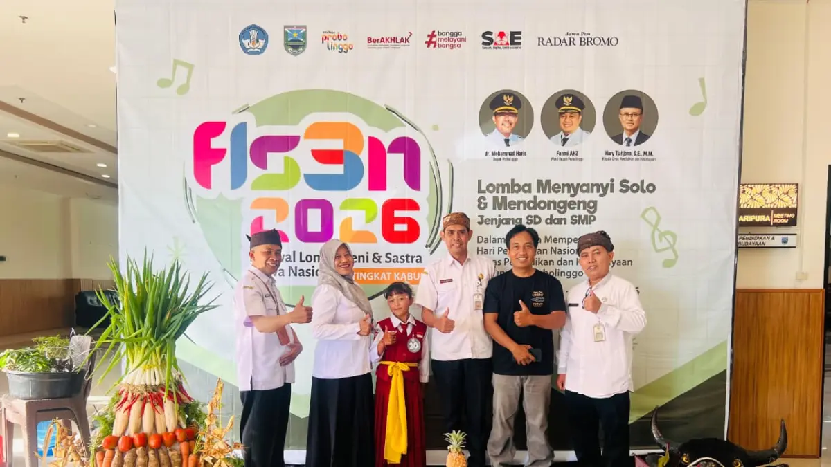 UNAN-UNAN: Peserta lomba mendongeng jenjang SD, Melsa Oktafia dari SDN Pandansari III Sumber didampingi korwil Dikdaya Sumber dengan properti gunungan sayur.
