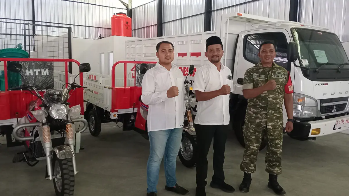 
TRANSPORTASI KDKMP: Kepala Desa Temenggungan Mohammad Iqbal Ali Warsa diapit Ketua KDKMP Temenggungan Moh. Aldianto Z (kiri), dan Babainsa Temenggungan Serda Rudi Siswono (kanan) menunjukkan armada truk dan motor roda tiga yang diterima oleh KDKMP Desa Temenggungan.
