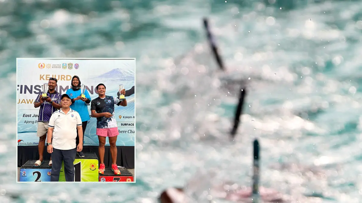 ADU CEPAT: Atlet selam Kabupaten Pasuruan ketika berlaga di Kejurda Finswimming Jatim 2026 di Kolam Renang Veteran, Lumajang. Inset, Pelatih POSSI Kabupaten Pasuruan M Riyad bersama perwakilan peraih juara umum dari tiga daerah. Nampak Fahrizal yang merupakan kontingen Kabupaten pasuruan sebagai peraih juara umum ketiga. (Foto: POSSI for Jawa Pos Radar Bromo)