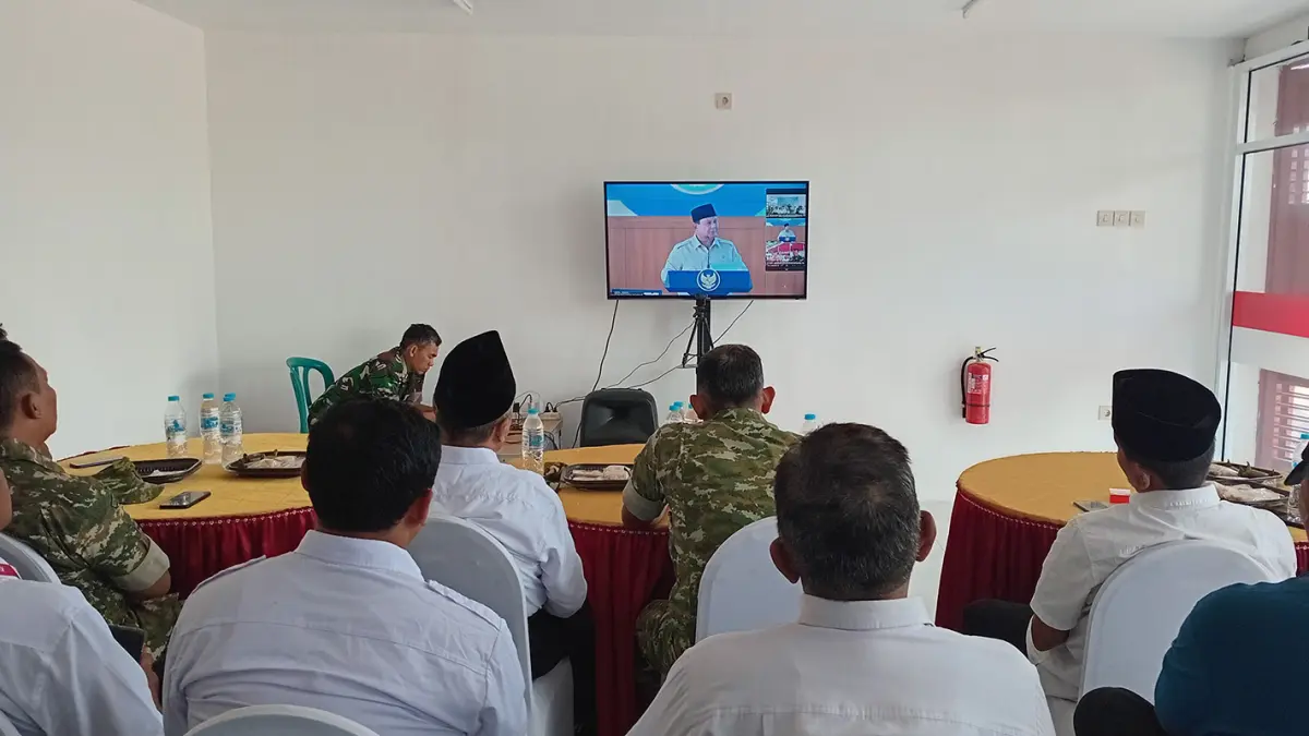 ARAHAN PRESIDEN RI: Para undangan menyimak arahan Presiden RI Prabowo Subianto dalam Peresmian Operasionalisasi 1.061 KDKMP melalui Zoom Meeting.