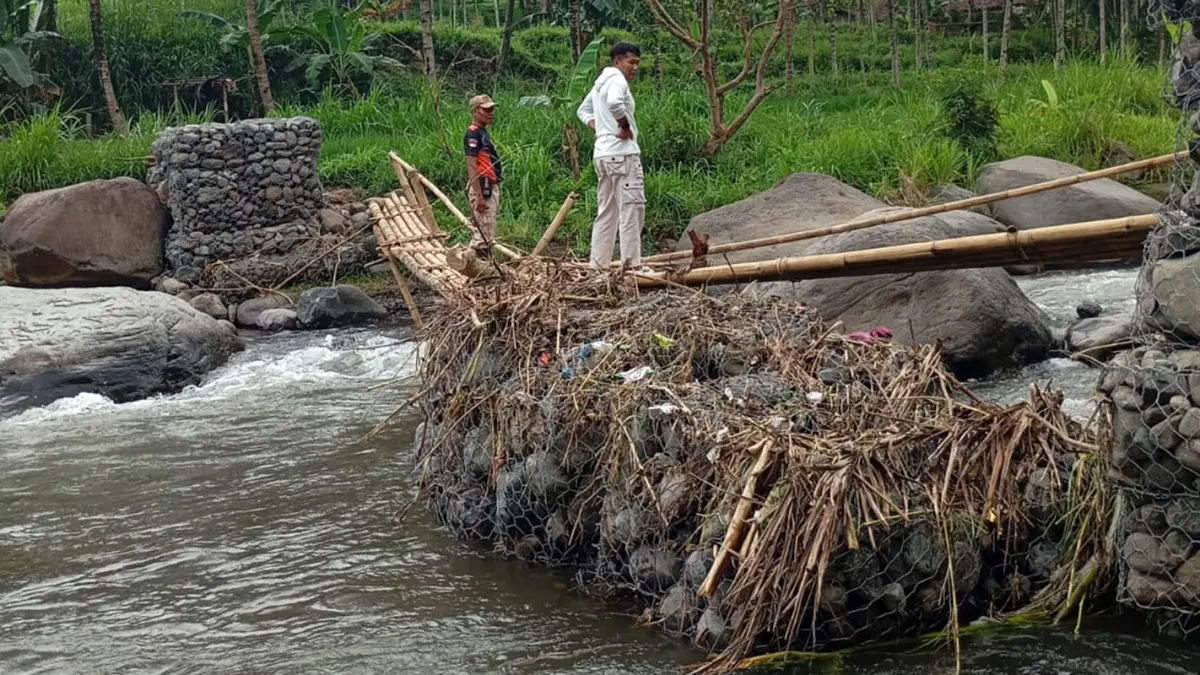 ASESMEN: Petugas BPBD Kabupaten Probolinggo saat melakukan asesmen ke lokasi bronjong yang rusak akibat banjir di jembatan Rabunan di Desa Batur, Kecamatan Gading, Kabupaten Probolinggo, Jumat (16/5).