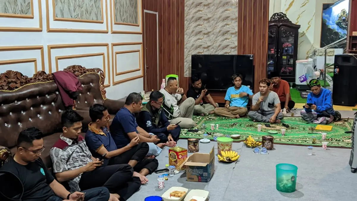 DISKUSI: Sejumlah perguruan silat saat mendatangi rumah Ketua Komite Olahraga Rekreasi Masyarakat Indonesia (KORMI) Kabupaten Probolinggo, Ahmad Ansori (pegang mic), Kamis (14/5) malam. (Foto; Agus Faiz Musleh/Jawa Pos Radar Bromo)