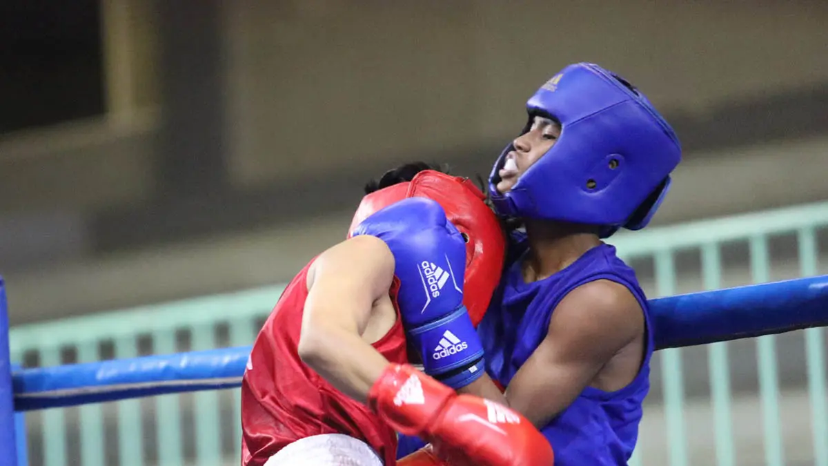 LATIHAN MANDIRI: Atlet tinju Kabupaten Pasuruan saat berlatih di ring. Selama anggaran untuk KONI di Kabupaten Probolinggo belum bisa dicairkan karena harus mengikuti regulasi KPK sehingga tiap cabang olahraga harus menggelar latihan secara mandiri. (Foto: dok Jawa Pos Radar Bromo)