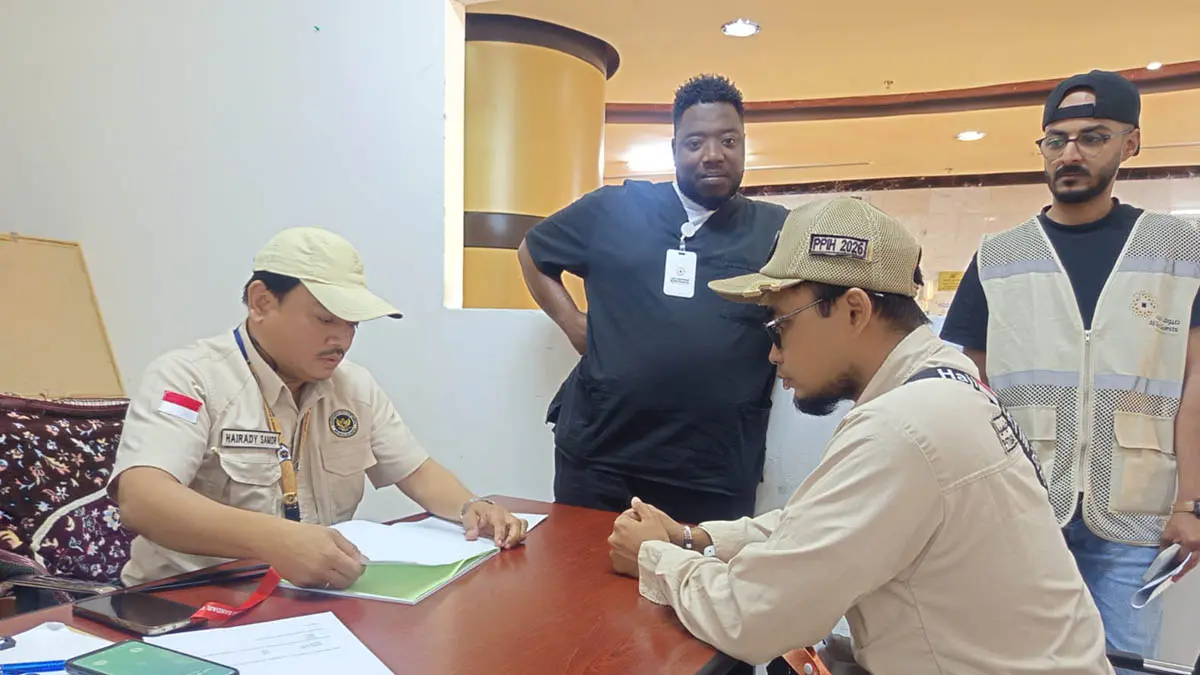 LENGKAPI ADMINISTRASI: Petugas Haji Kabupaten Probolinggo Saat Mengurus Administrasi Isian Data Kematian Asraf, 65, jemaah haji asal Desa Kramatagung, Kecamatan Bantaran di Klinik Kesehatan Haji Indonesia (KKHI), Kamis (14/5). (Foto: Istimewa)