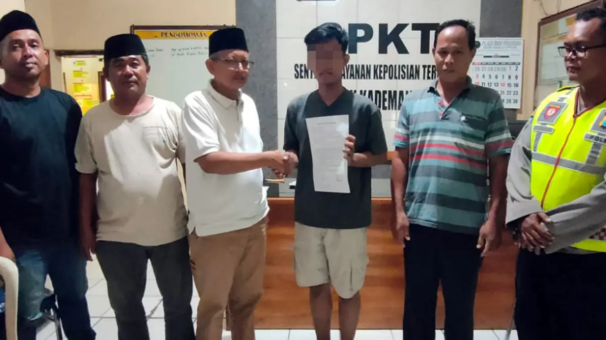 MEDIASI: MYH, 20, warga Desa Pohsangit Leres, Kecamatan Sumberasih, Kabupaten Probolinggo, sesaat setelah mediasi dengan warga di Mapolsek Kademangan, Kamis (14/5) malam