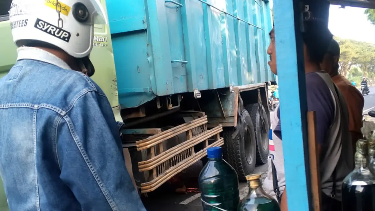 NAHAS: Kondisi truk menepi usai menabrak pemotor asal Lekok, Kabupaten Pasuruan. 