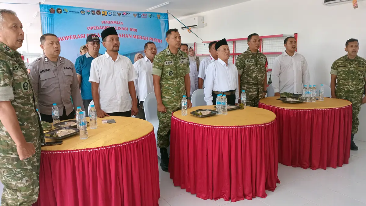 NASIONALISME: Para undangan menyanyikan lagu Indonesia Raya dalam Peresmian Operasionalisasi Koperasi Desa/Kelurahan Merah Putih (KDKMP) di Kabupaten Probolinggo, secara nasional melalui Zoom Meeting bersama Presiden RI Prabowo Subianto.