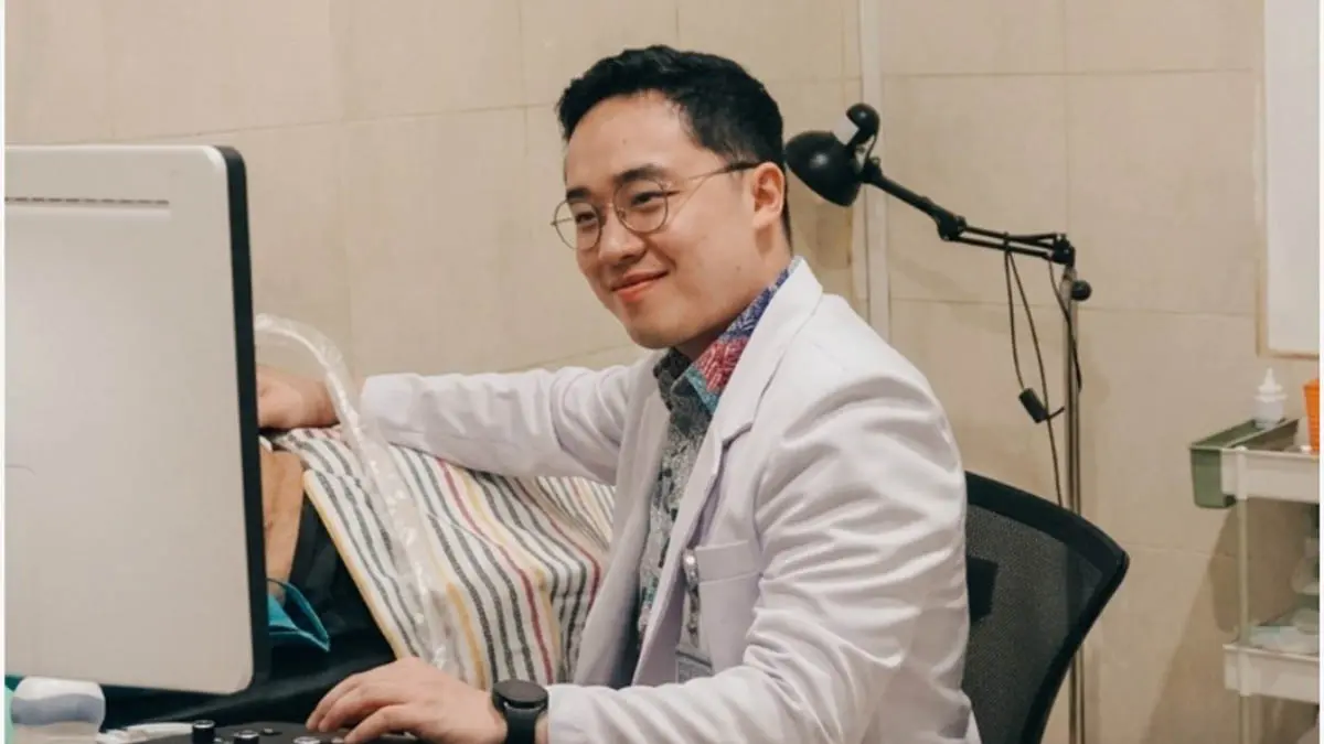 PERIKSA: Dokter spesialis kandungan Rumah Sakit Dharma Husada, dr. Vincentius Edwin Pradana Setiawan, Sp.OG saat melakukan pemeriksaan pada pasien