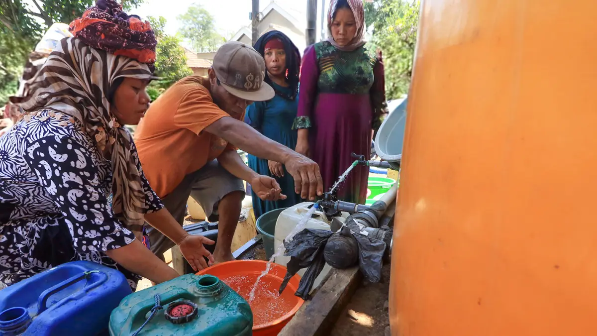 SIAPKAN TANDON: Warga Pasrepan mengambil air bersih dari tandon air saat kemarau, tahun lalu. Tahun ini, Pemkab Pasuruan segera membangun 25 tandon air di 25 dusun yang masuk peta rawan kekeringan.(Mokhamad Zubaidillah/ Radar Bromo)