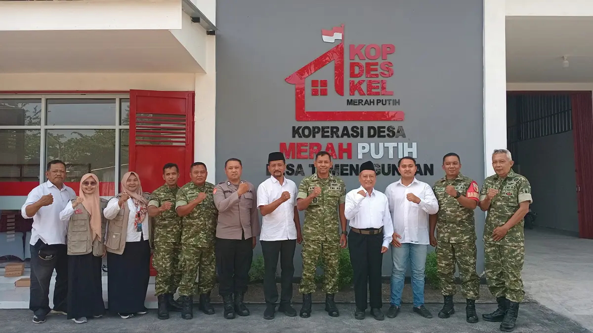 SINERGI: Kepala Desa Temenggungan Mohammad Iqbal Ali Warsa (tengah berkopiah) bersama camat, kodim, business assistant, hingga pengurus KDKMP Desa Temenggungan, siap wujudkan Asta Cita Presiden RI.