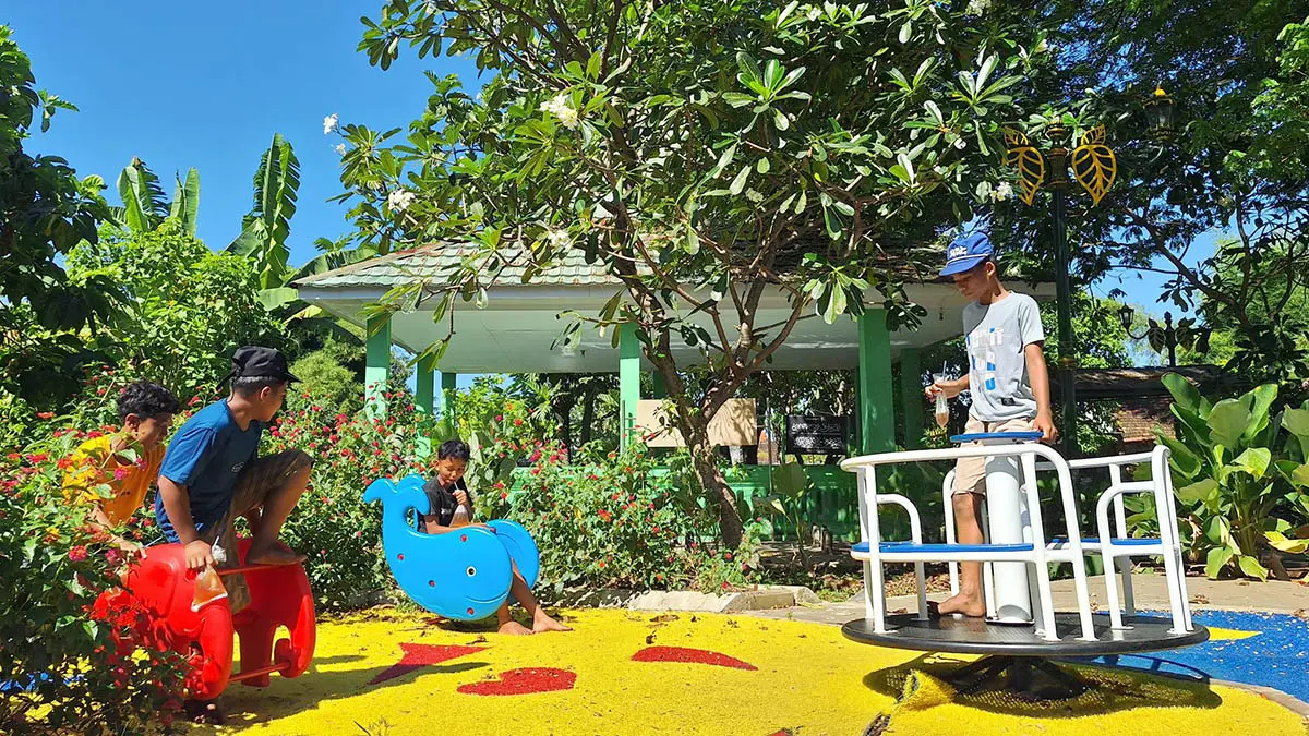 ARENA BERMAIN: Salah satu sudut permainan anak di wilayah Bendomungal, Kecamatan Bangil. (Muhamad Busthomi/Radar Bromo)