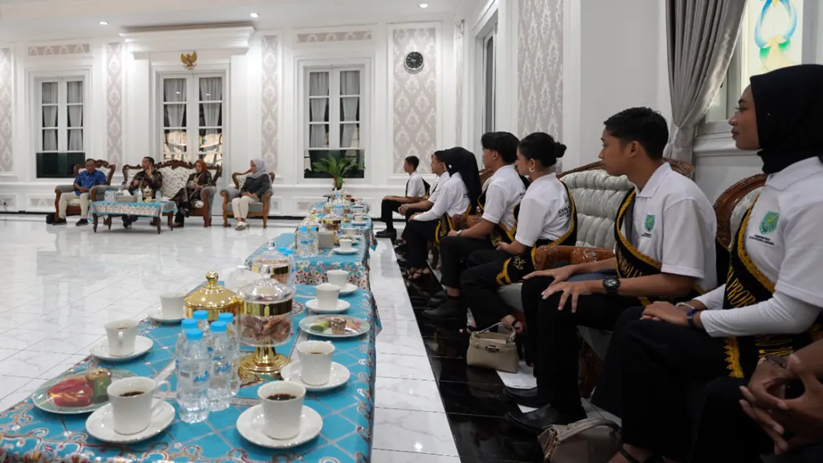 AUDIENSI: Finalis Duta Wisata Kang dan Yuk Kota Probolinggo Tahun 2026 saat mengikuti audiensi dengan Wali Kota Probolinggo dr Aminuddin di rumah dinasnya, Minggu (17/5). (Fahreza Nuraga/ Radar Bromo)