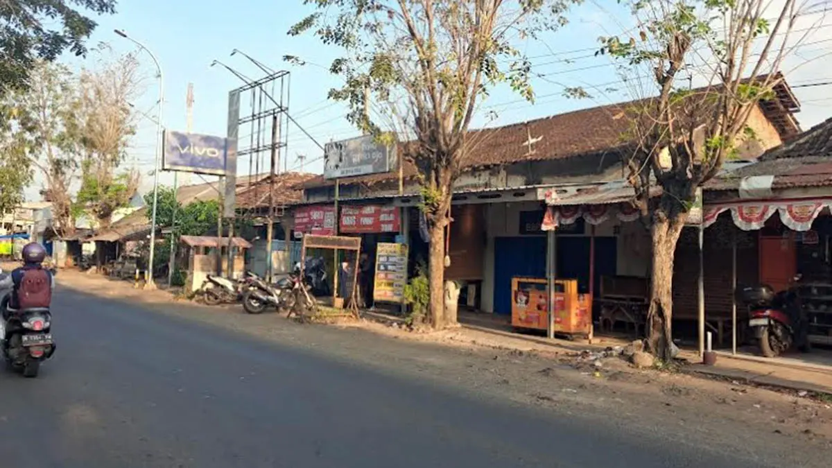 BERGANTI: Kawasan eks Stasiun Winongan yang kini telah bertransformasi menjadi pertokoan. Deretan toko seolah menjadi “penghapus” wilayah setempat pernah terbangunan peninggalan sejarah. (Fuad Alyzen/Radar Bromo)