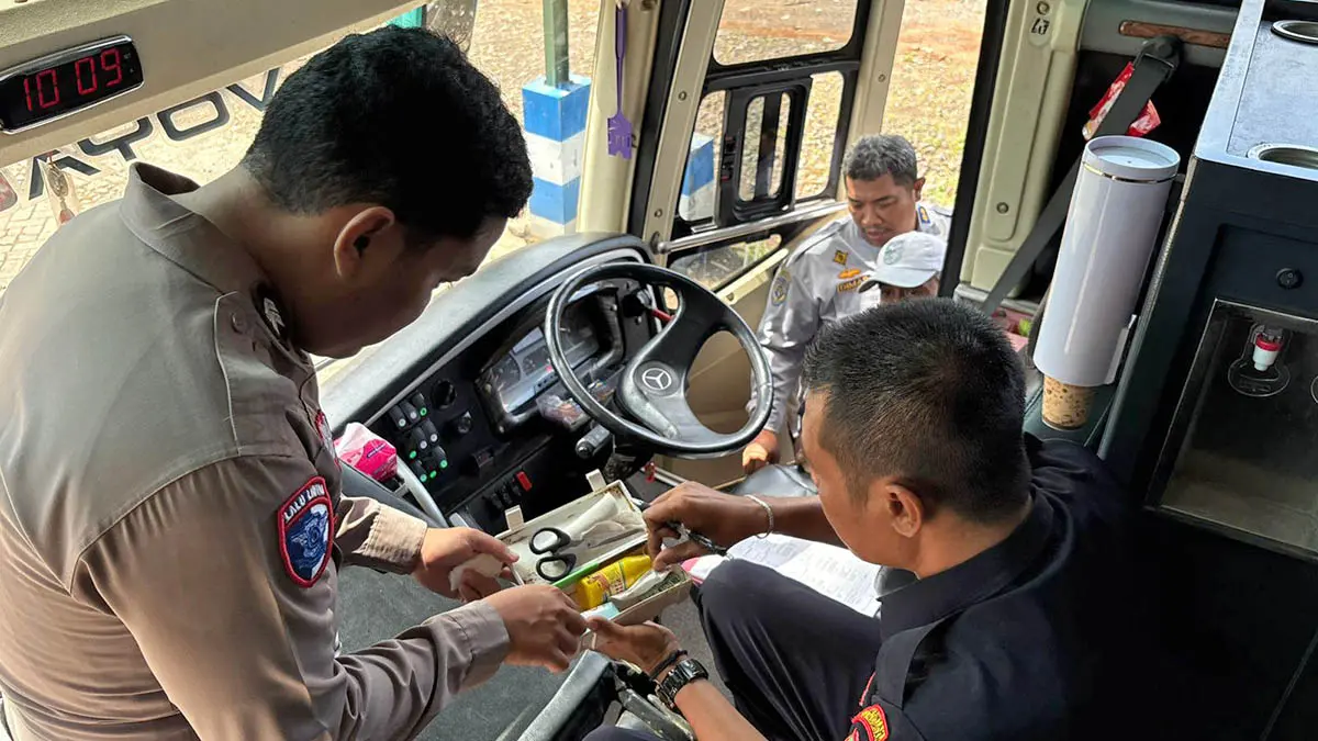 DIPERIKSA: Petugas gabungan Satlantas Polres Pasuruan dan Dishub Kabupaten Pasuruan saat melakukan pemeriksaan terhadap armada bus. (Satlantas Polres Pasuruan for Radar Bromo)